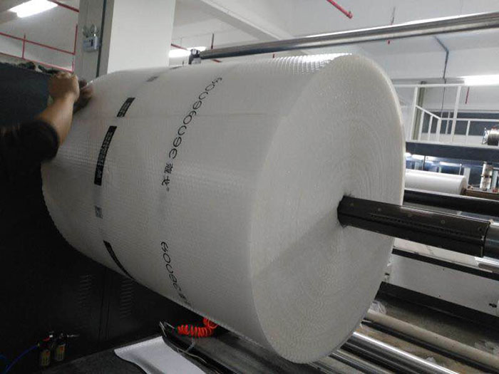 LSPE1500型全自動多層復(fù)合型氣(墊)泡膜機(jī)組 PE氣泡膜機(jī)器02