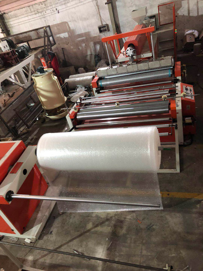 LSPE1500型緩沖復(fù)合PE氣泡膜機(jī) 全自動(dòng)高速氣墊膜機(jī) 氣泡膜機(jī)器07